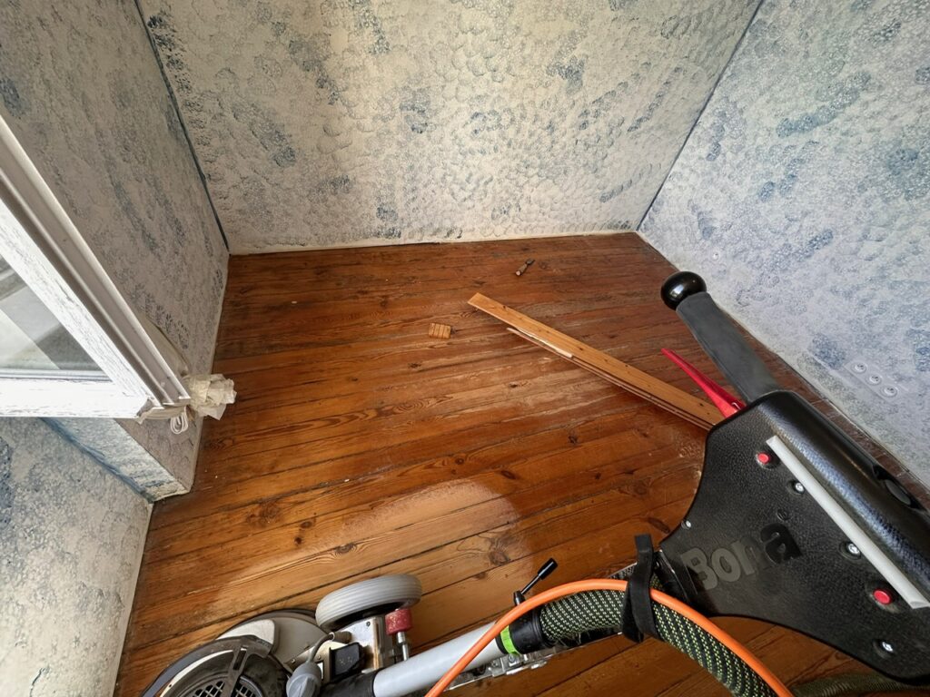 Décapage complet de parquet ancien avant finition à Honfleur et Calvados