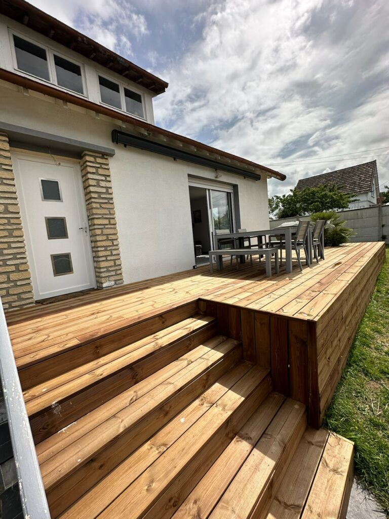 Pose professionnelle de terrasse en bois avec escalier sur mesure à Ouistreham