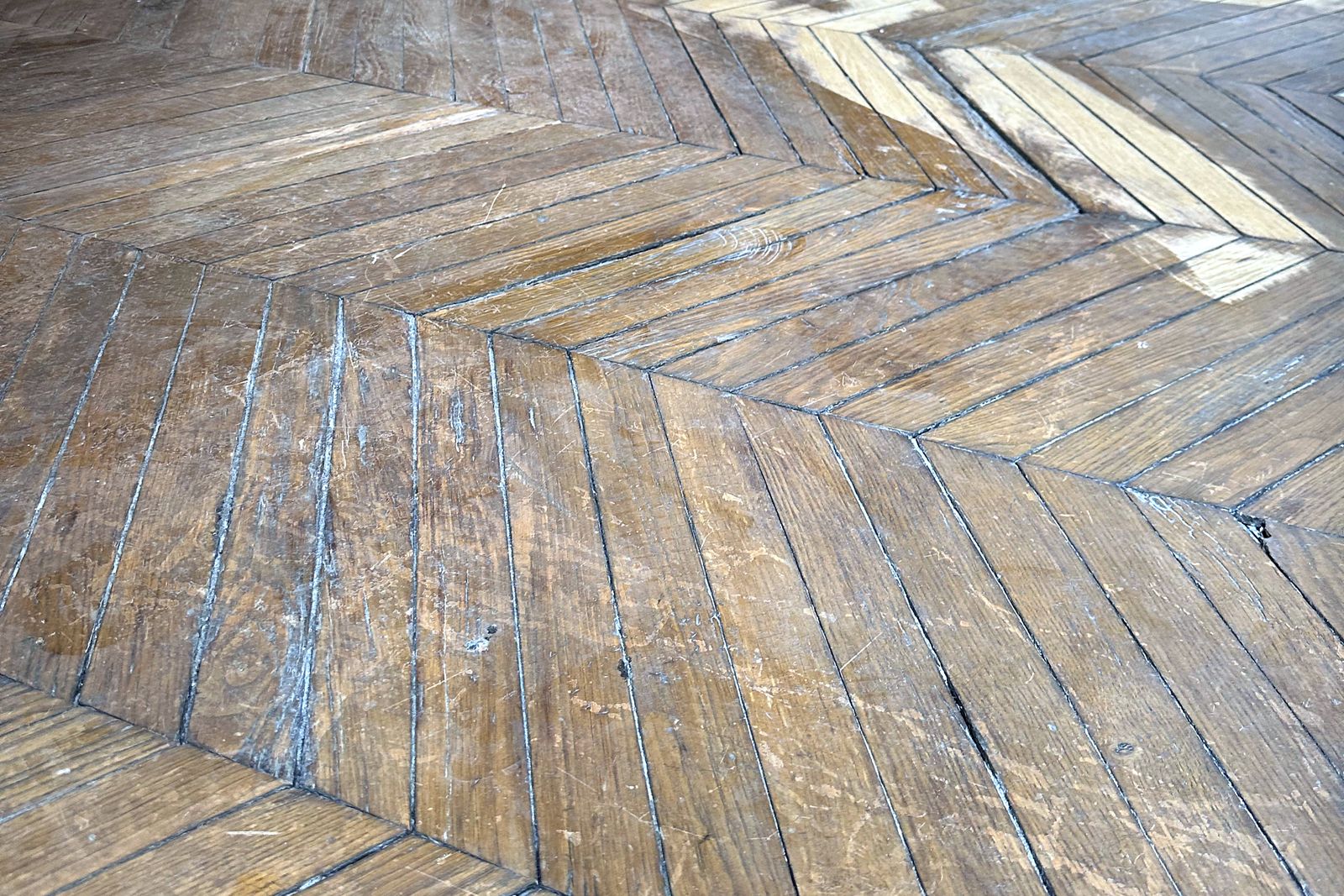 Ponçage parquet chevrons bois brut – Maxard Parquet