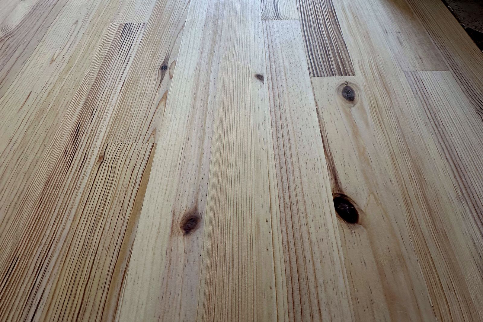 Ponçage parquet pin bois brut – Maxard Parquet