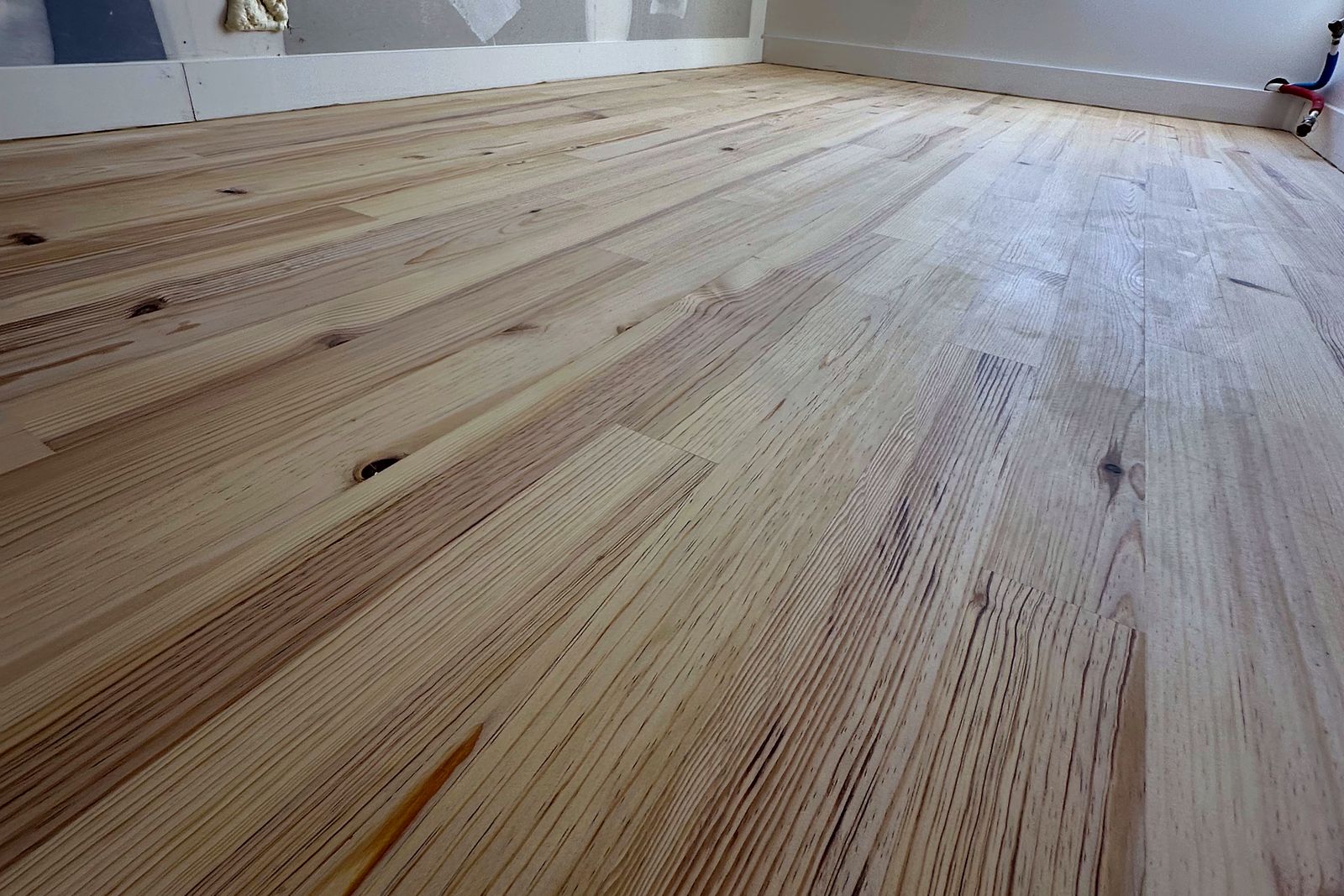Ponçage parquet pin chambre – Maxard Parquet