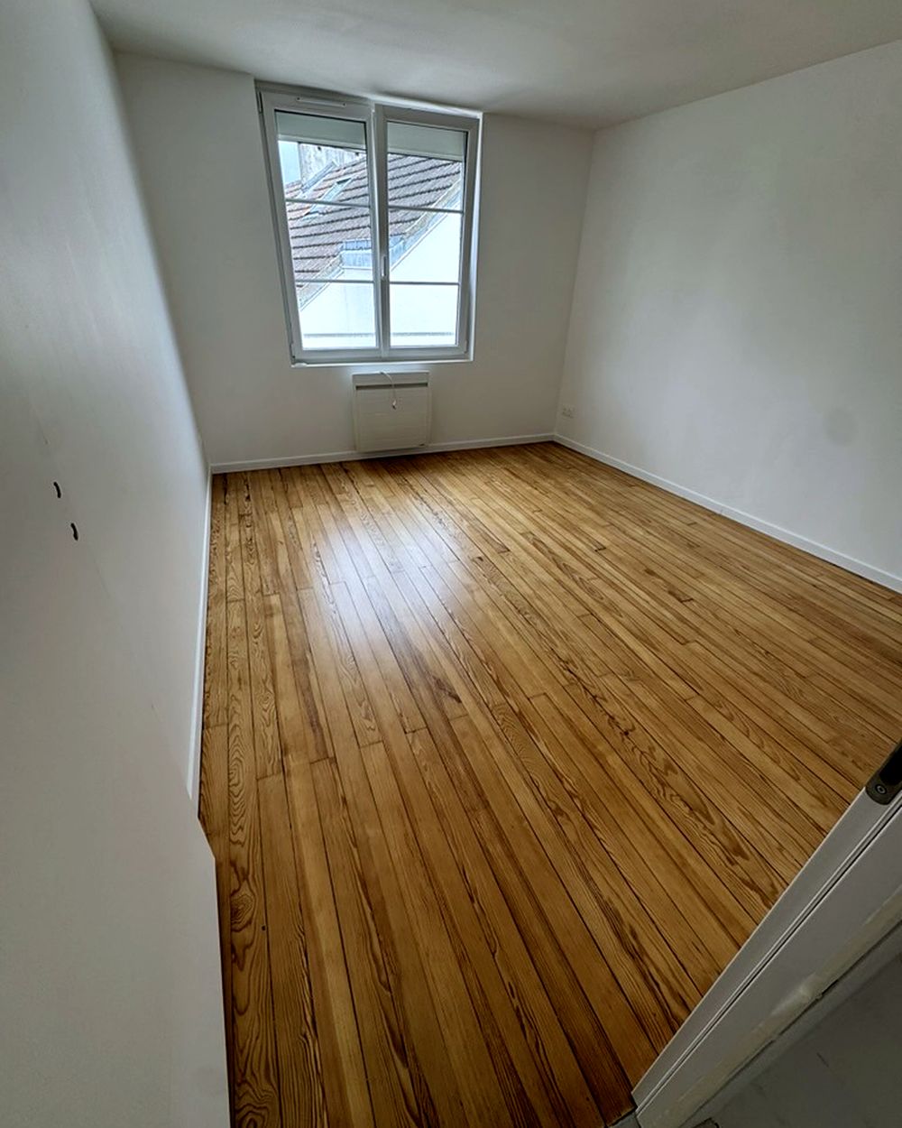 Chambre en pin après rénovation – Maxard Parquet