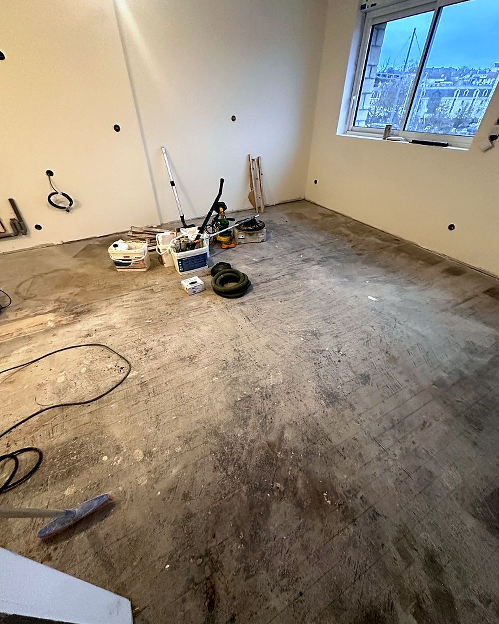 Chêne massif recouvert de ragréage avant rénovation – Maxard Parquet