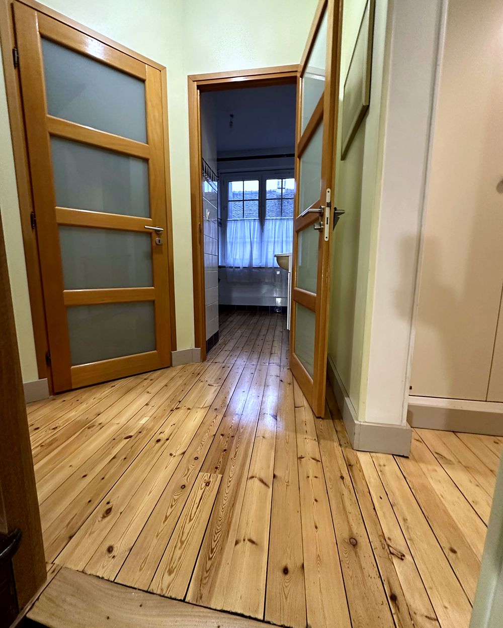 Couloir en pin après rénovation – Maxard Parquet