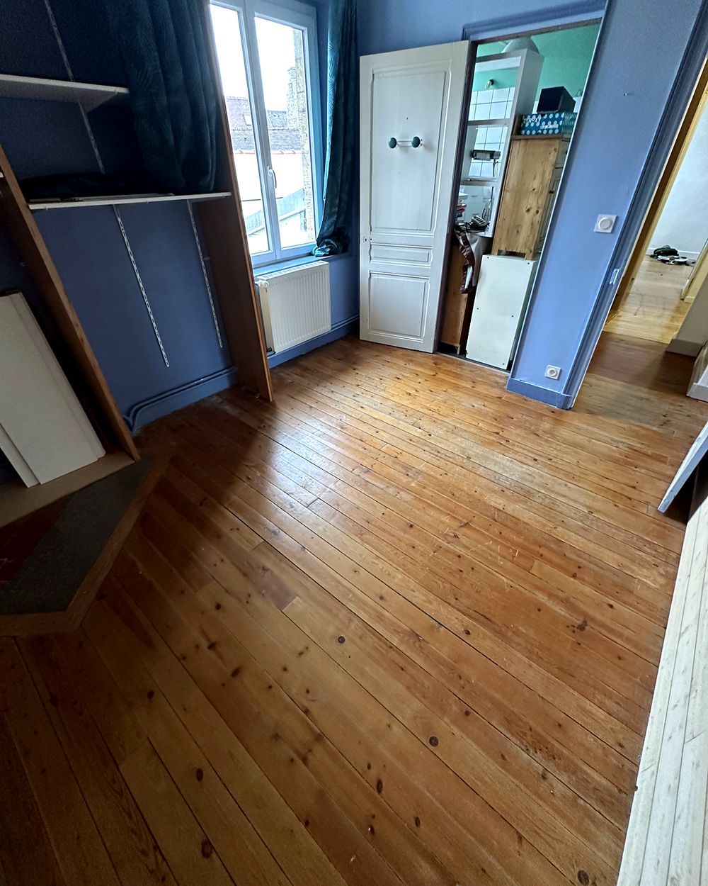 Couloir en pin avant rénovation – Maxard Parquet