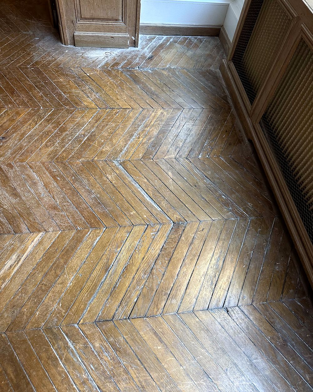 Parquet à chevrons avant rénovation – Maxard Parquet