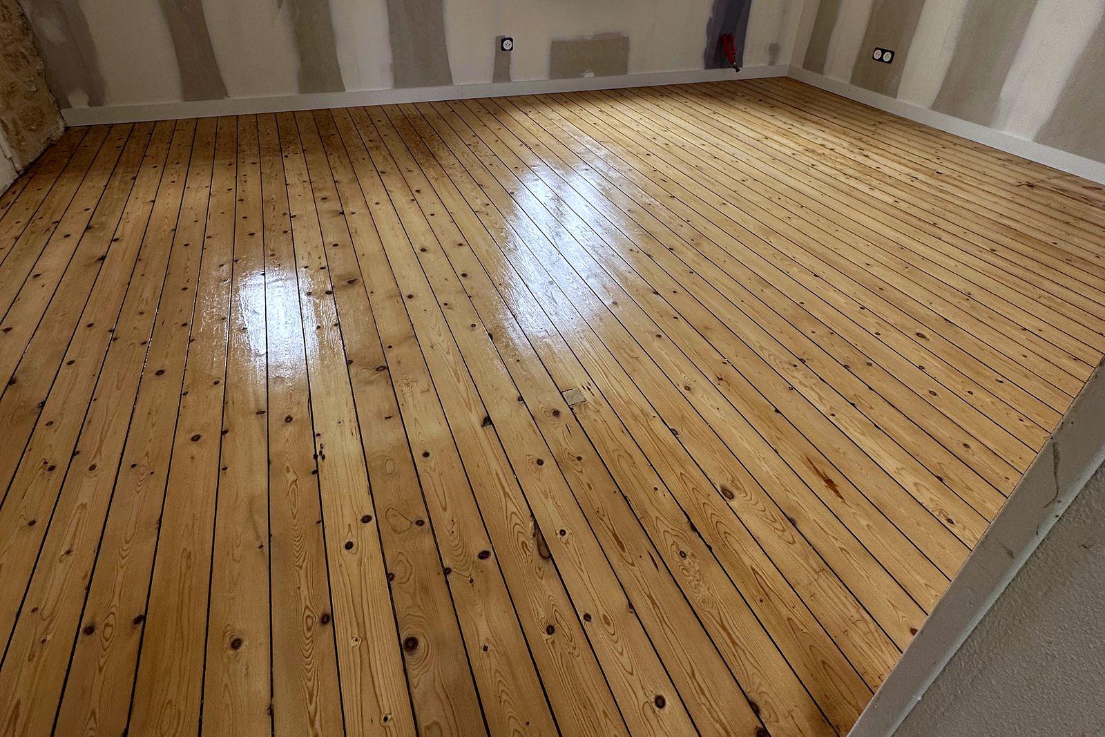 Rénovation parquet pin ancien – Maxard Parquet