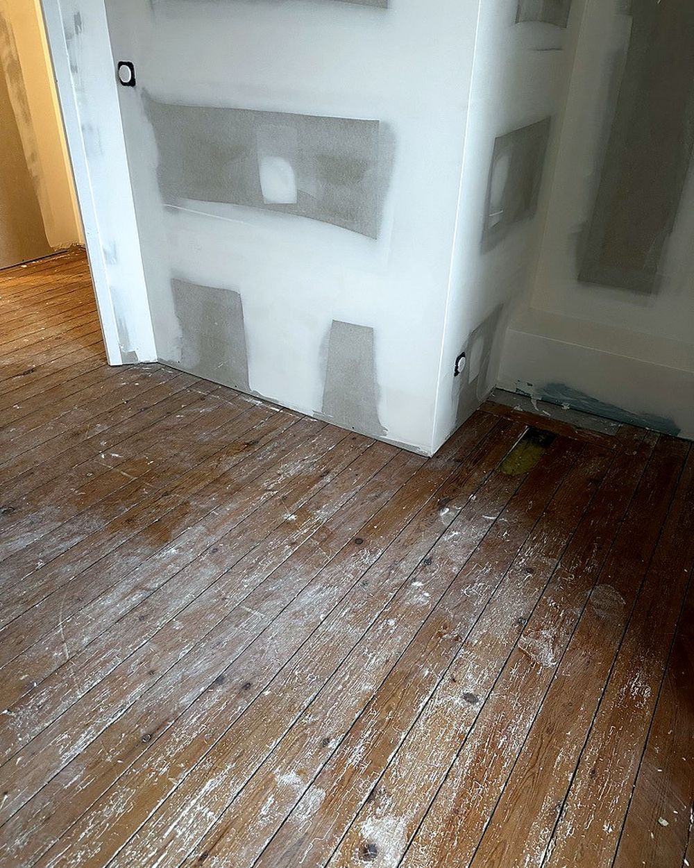 Pin ancien avant rénovation – Maxard Parquet