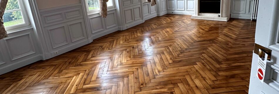 Restauration parquet ancien salon moulures – Maxard Parquet