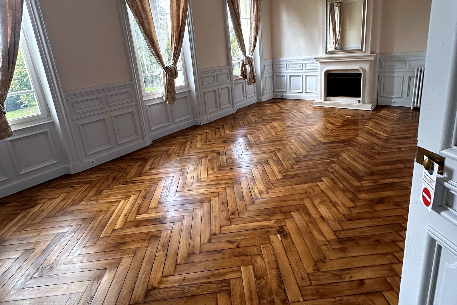 Restauration parquet ancien salon moulures – Maxard Parquet